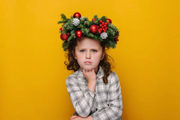 Ragazza Età Prescolare Arrabbiato Tradizionale Ghirlanda Natale Guardando Fotocamera Con — Foto Stock