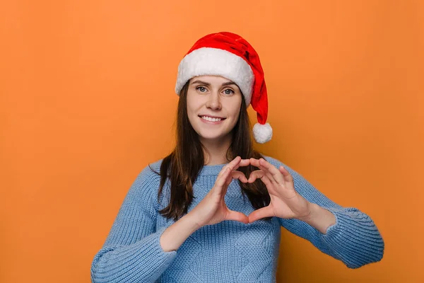 Bella Giovane Donna Cappello Rosso Natale Gesti Cuore Mostra Suoi — Foto Stock