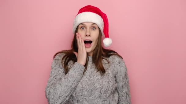 Portret Pozytywnej Brunetki Młodych Kobiet Santa Christmas Hat Powiedzieć Wow — Wideo stockowe