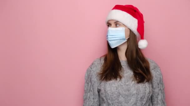 Jovem Usando Pontos Máscara Médica Com Mão Lado Mostra Espaço — Vídeo de Stock