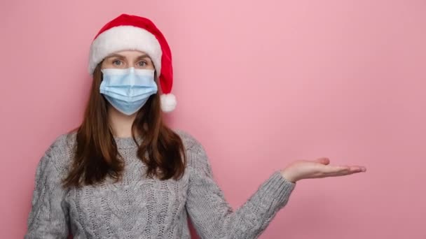 Jonge Vrouw Met Medisch Gezichtsmasker Houdt Palm Omhoog Punten Met — Stockvideo