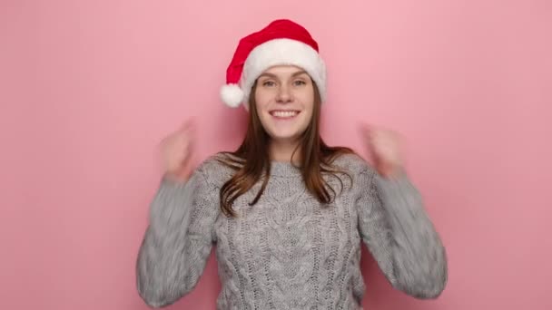 Retrato Mujer Joven Divertida Conmocionada Emocionada Suéter Acogedor Gris Sombrero — Vídeo de stock