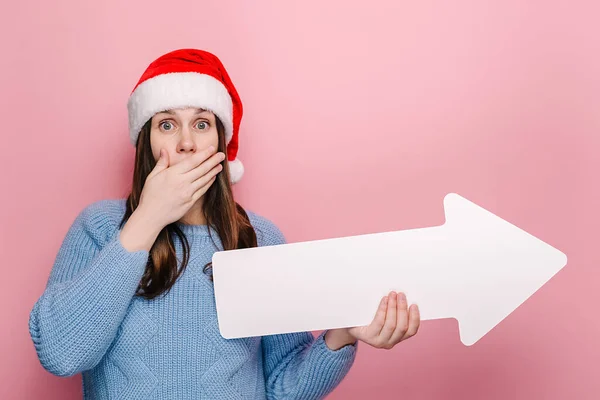 Scioccato Eccitato Giovane Donna Tenendo Freccia Bianca Coprendo Bocca Con — Foto Stock