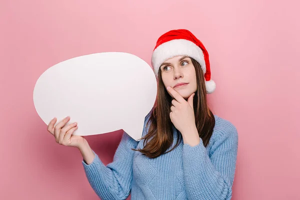 Giovane Donna Sognante Che Tiene Vuoto Discorso Bolla Sta Con — Foto Stock