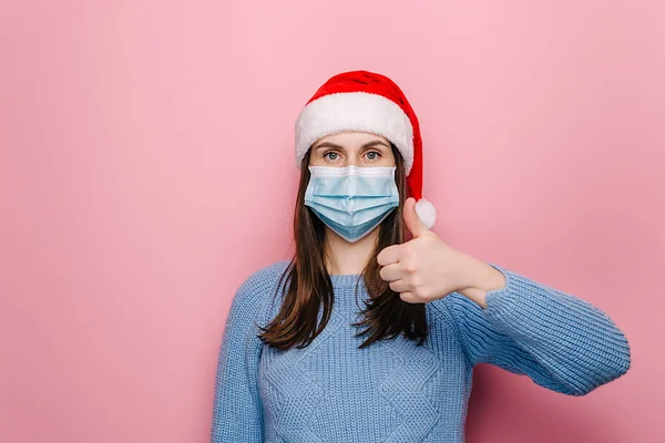 Retrato Jovem Mulher Vestindo Chapéu Vermelho Natal Máscara Facial Médica — Fotografia de Stock