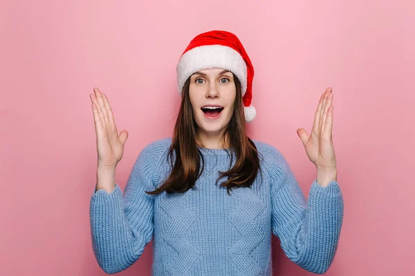 Scioccato Donna Carina Cappello Natale Mostra Qualcosa Grande Grandi Dimensioni — Foto Stock