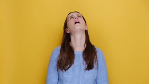 대젊은 아프리카계 미국인 여성이 스튜디오의 청록색 배경에 채노란 스웨터를 일이다 — 비디오