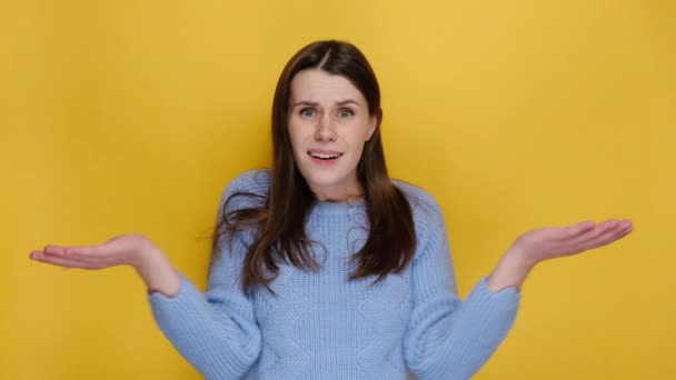 Porträtt Orolig Lyhörd Förvirrad Ung Kvinna Sprider Armar Sätta Hand — Stockvideo