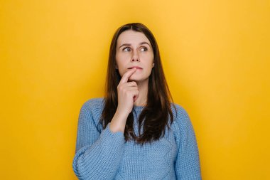 Çekici bir genç kadının portresi, parmağını dudaklarından ayırmaz. Düşünceli bir ifadeyle bakar. Önemli kararlar verir.