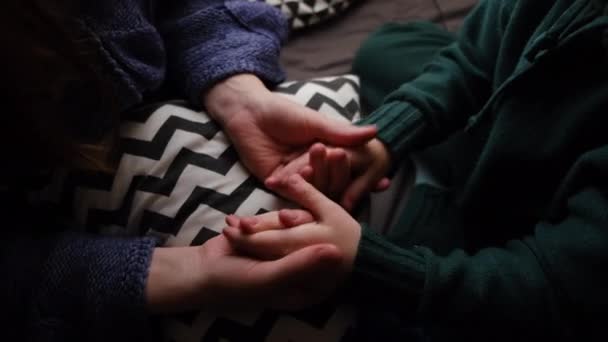 Vista Vicino Della Giovane Famiglia Che Tiene Mano Amorevole Madre — Video Stock