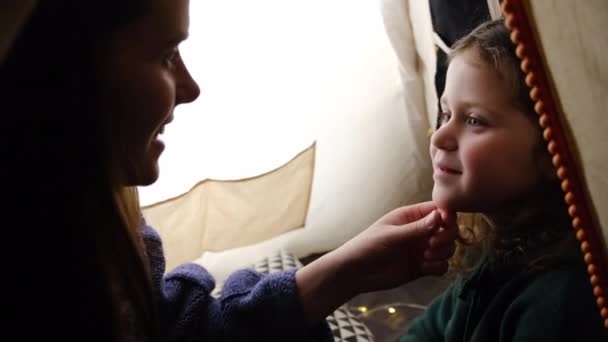 Närbild Glad Ung Mor Och Liten Förskola Dotter Njuta Ömma — Stockvideo