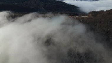 Kış günü dağın zirvesi ve bulutların inanılmaz destansı insansız hava aracı görüntüleri. Heyecan verici ve büyüleyici sakin sakin bir uçuş sahnesi. Açık hava yaşam tarzı sağlıklı ve temiz hava için..