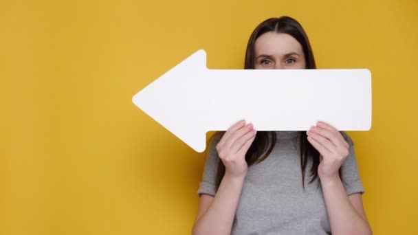 Sersemlemiş Duygusal Genç Kadın Yüzü Beyaz Kağıt Okun Yanlamasına Noktaların — Stok video