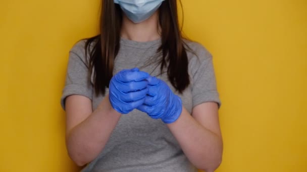 Foto Recortada Una Joven Hembra Máscara Protección Elimina Los Guantes — Vídeo de stock