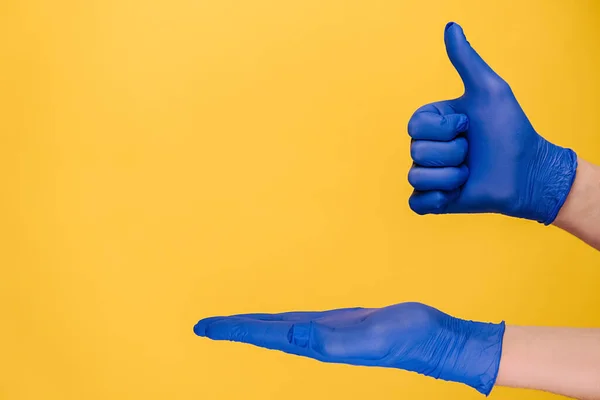 Unrecognizable Young Male Opening Palm Makes Thumb Gesture Demonstrates Approval — Stock Photo, Image