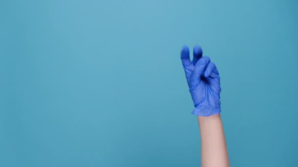 Κοντινό Πλάνο Του Θηλυκού Χεριού Ιατρικά Προστατευτικά Γάντια Είναι Δείξει — Αρχείο Βίντεο