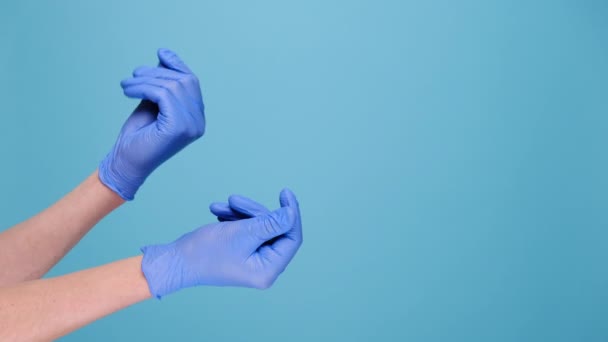 Close Van Mannelijke Hand Medische Beschermende Latex Handschoenen Wrijven Vingers — Stockvideo