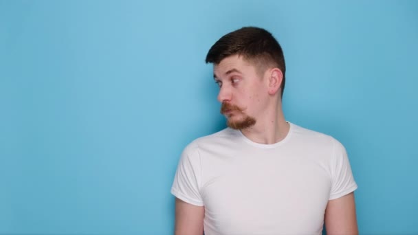 Young Bearded Male Showing Aside Holds White Paper Arrow Thumbs — Stock Video