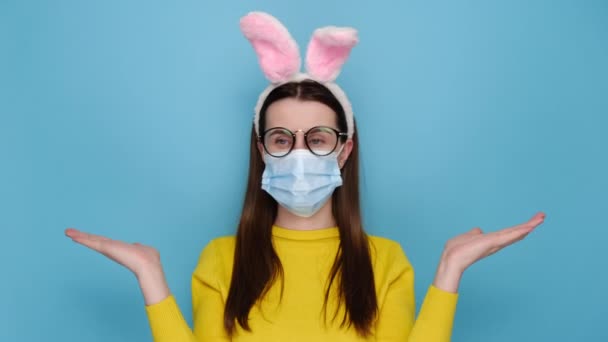 Έκπληκτη Νεαρή Γυναίκα Ιατρική Μάσκα Φοράει Γυαλιά Αφράτα Αυτιά Κουνελιού — Αρχείο Βίντεο