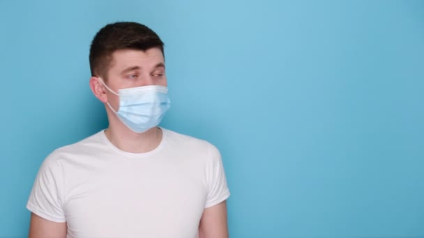 Jonge Man Medisch Beschermende Gezichtsmasker Latex Handschoenen Met Papieren Pijl — Stockvideo