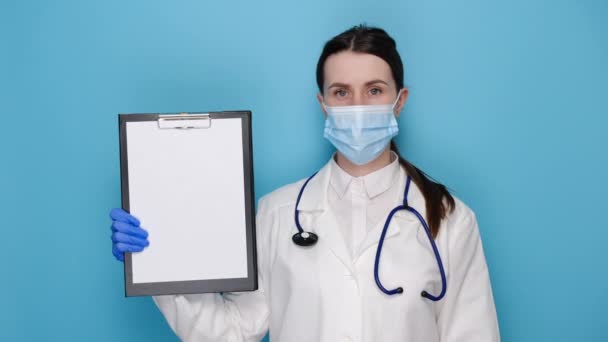 Professionista Donna Medico Presso Clinica Che Punta Alla Carta Appunti — Video Stock