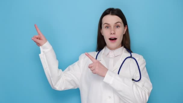 Imponerad Och Förvånad Kvinnlig Sjuksköterska Med Spännande Uttryck Isolerad Blå — Stockvideo
