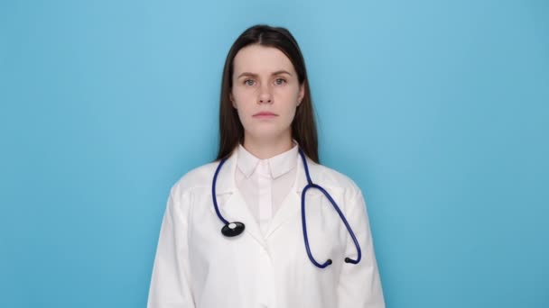 Tudatlan Határozatlan Női Orvos Fehér Köpenyben Vonagló Problémás Válasz Nem — Stock videók
