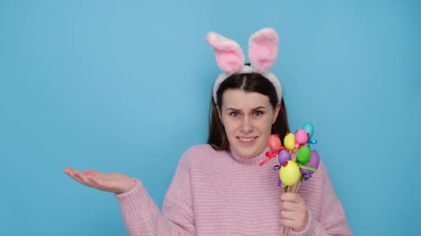 Indignant Dissatisfied Young Woman Spreads Hands Holds Small Painted Eggs — Stock Video