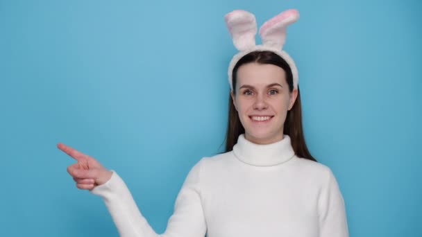Spännande Glad Brunett Ung Kvinna 20S Kanin Fluffiga Öron Pekar — Stockvideo