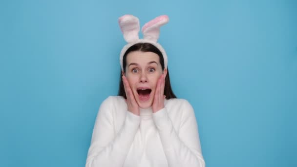 Förvånad Chockad Brunett Ung Kvinna Kanin Fluffiga Öron Säger Wow — Stockvideo
