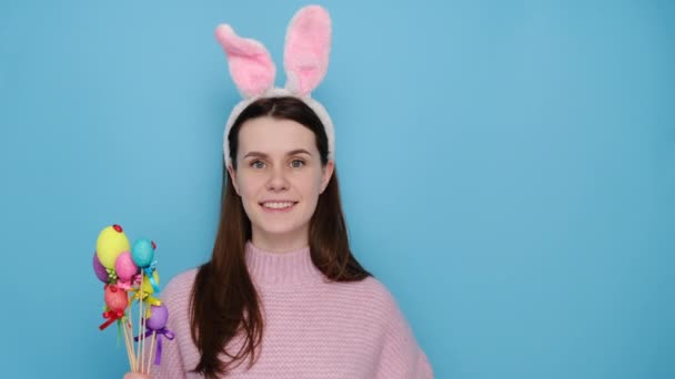 Mujer Joven Caucásica Agradable Imagen Conejo Pascua Amigable Levanta Palma — Vídeos de Stock