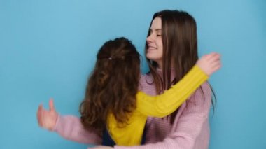 Mutlu, genç anne güçlü, sevimli, küçük, samimi kız evlat, mavi stüdyo geçmişinde izole edilmiş, anne ve küçük çocuğun bağlantısı ve bağlılığı. Samimi duygular aşk ve okşama konsepti