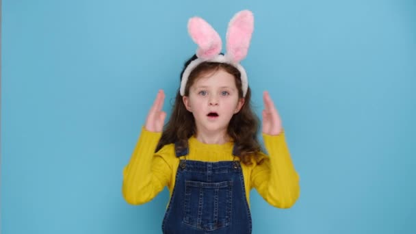 Piękna Dziewczynka Różowym Króliczku Puszyste Uszy Gestykulujące Dłońmi Pokazując Duży — Wideo stockowe