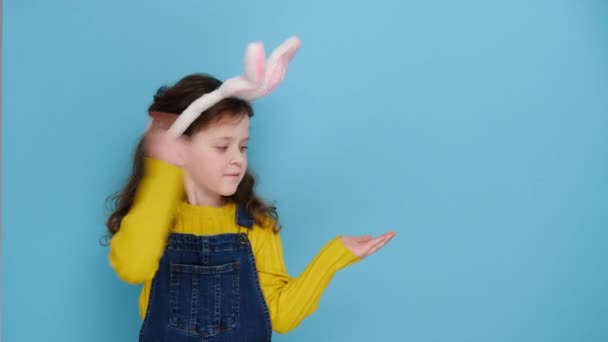 Ritratto Scioccata Bambina Carina Rosa Coniglietto Morbide Orecchie Indicando Indice — Video Stock