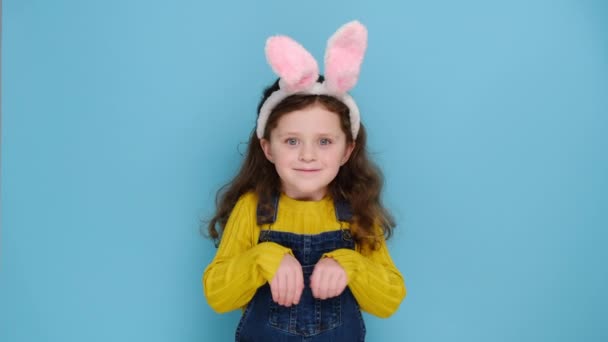 Divertida Niña Preescolar Mantiene Las Manos Como Conejo Lleva Orejas — Vídeos de Stock