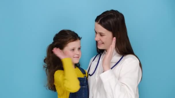 Portret Wesołej Młodej Pediatry Daje Pięć Uroczych Dziewczynka Dziecko Nosi — Wideo stockowe