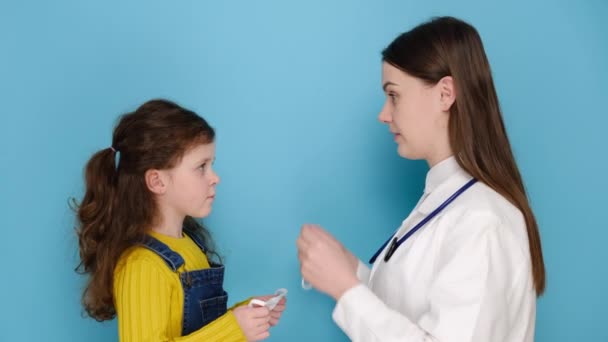 Profesyonel Kadın Doktor Küçük Kızına Koruyucu Yüz Maskesi Takmasını Öğretiyor — Stok video