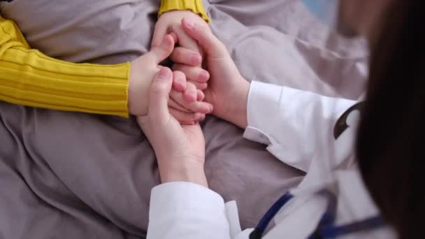 Visão Superior Close Irreconhecível Cuidar Jovem Médico Segurando Mãos Criança — Vídeo de Stock