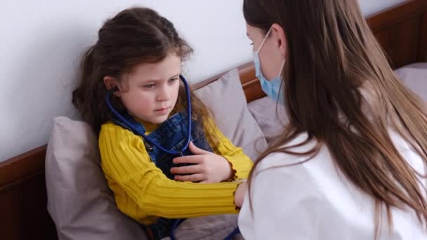 Nettes Kleines Kind Mädchen Mit Stethoskop Hört Ärztin Krankenschwester Kinderarzt — Stockvideo