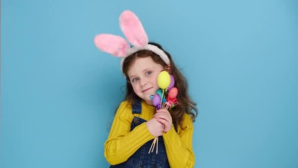 Гарна Симпатична Дошкільна Дівчинка Червоними Пухнастими Вухами Тримає Пофарбовані Яйця — стокове відео