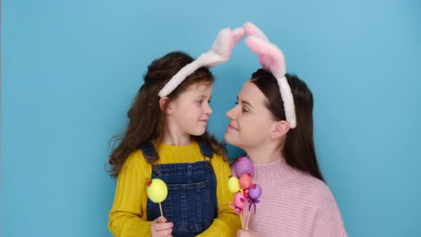 Wesołych Świąt Zadowolony Matka Dziewczyna Dziecko Królicze Puszyste Uszy Nosić — Wideo stockowe
