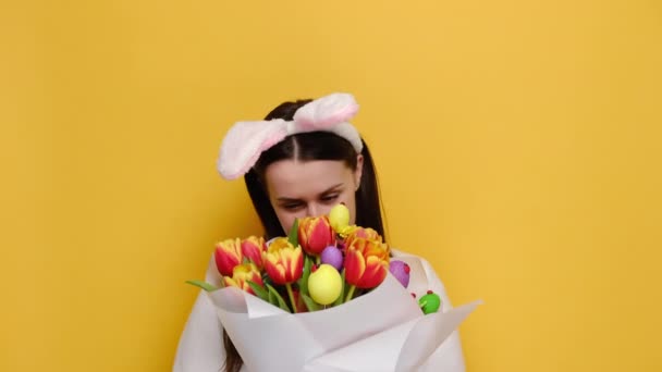 Aufrichtig Positive Frau Mit Strauß Frischer Frühlingsblumen Geschmückt Bunte Kleine — Stockvideo