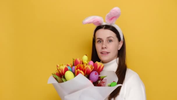 Agréable Jeune Femme Mignonne Dans Les Oreilles Pelucheuses Lapin Suggère — Video