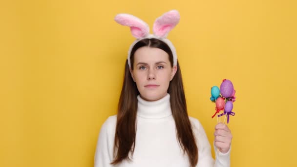 Ogłuszony Młode Kobiety Punkty Przed Kamerą Ciebie Jest Easter Bunny — Wideo stockowe