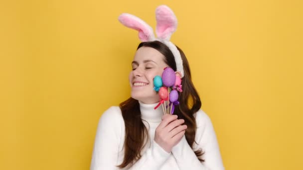 Портрет Молодої Оптимістичної Жінки Рожевих Пухнастих Вухах Кролика Має Щасливий — стокове відео