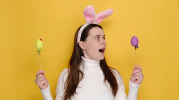 Удивленные Молодые Летние Девушки Розовых Пушистых Ушах Кролика Готовится Большому — стоковое видео