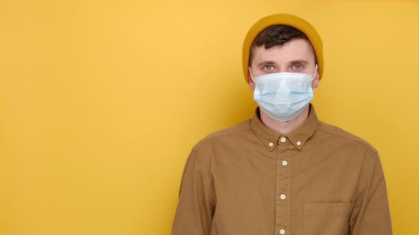 Yaşlarda Tıbbi Mavi Maskeli Genç Bir Adamın Portresi Işaret Parmağı — Stok video