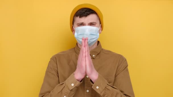 Führender Mann Medizinischer Schutzmaske Hält Gebetsgeste Gefaltete Hände Und Bettelt — Stockvideo