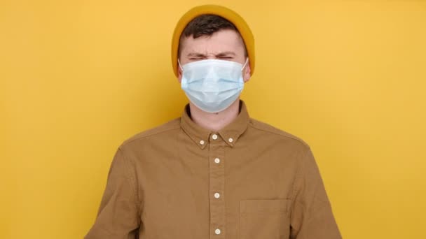 Retrato Jovem Caucasiano Máscara Protetora Médica Está Fazendo Desejo Cruzou — Vídeo de Stock