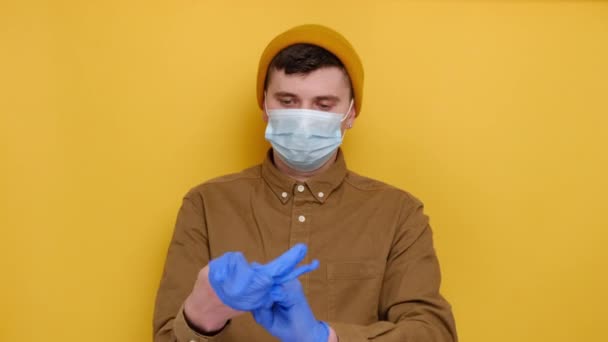 Jonge Man Met Medisch Masker Rubberen Blauwe Handschoenen Aan Zorg — Stockvideo